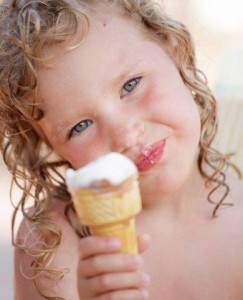 ילדה עם גלידה